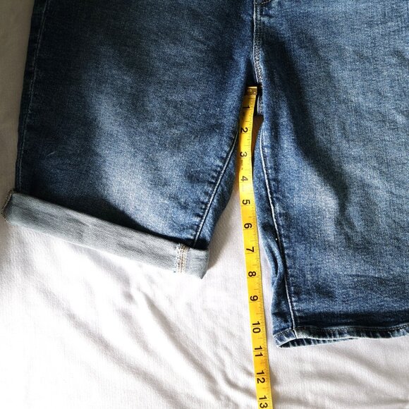 Gap Denim Shorts - 9" Bermuda Short - Medium Wash - Size 6/28 - Picture 8 of 11